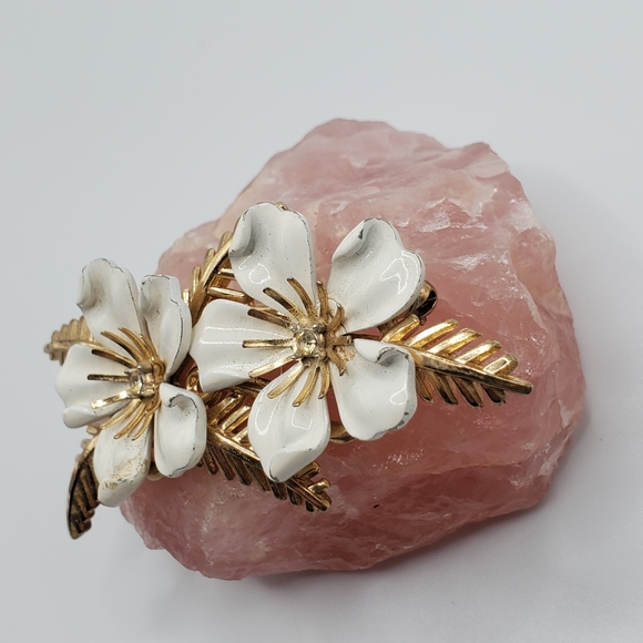 Trifari white gold enamel flower brooch RARE HTF 50's 60's signed vintage estate - Picture 3 of 16